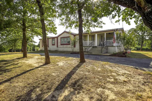 123 Split Oak RD, Smithville, TX 78957