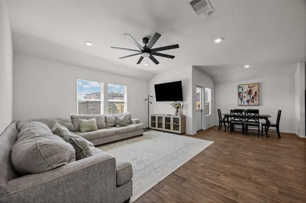 325 Granary DR, Uhland, TX 78640
