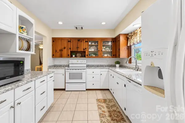 529 Alta Vista DR, Hendersonville, NC 28791