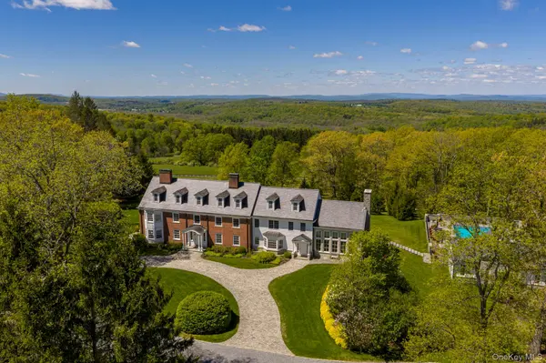 482 Overlook RD, Millbrook, NY 12545