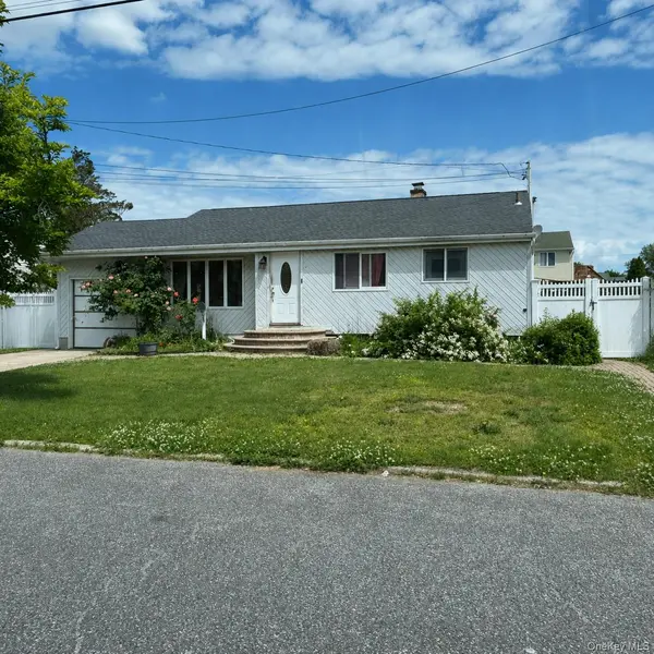 11 Franklin ST, Brentwood, NY 11717