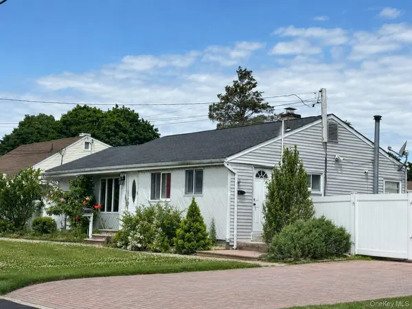 11 Franklin ST, Brentwood, NY 11717