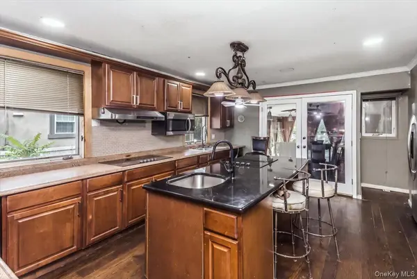 1 Greentree CIR, Westbury, NY 11590