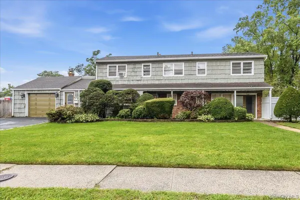 1 Greentree CIR, Westbury, NY 11590