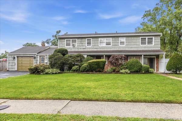 1 Greentree CIR, Westbury, NY 11590