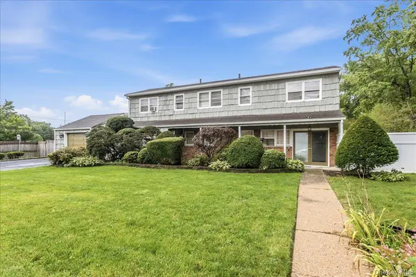 1 Greentree CIR, Westbury, NY 11590