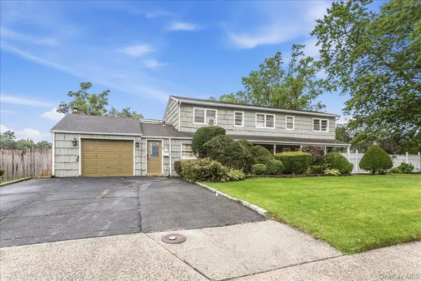 1 Greentree CIR, Westbury, NY 11590