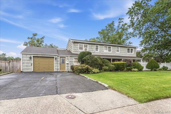 1 Greentree CIR, Westbury, NY 11590