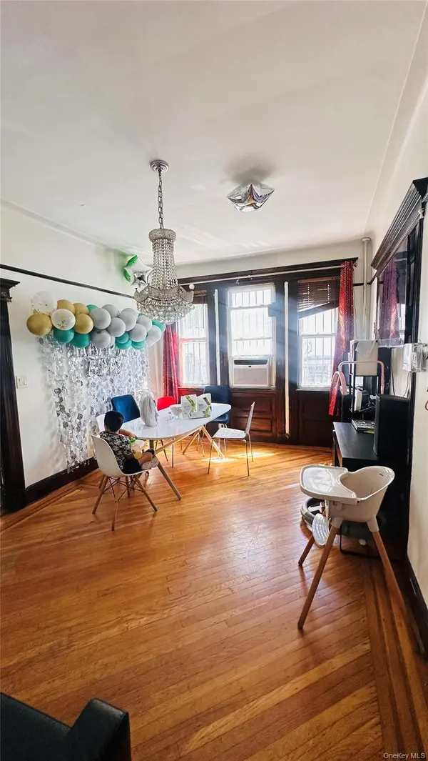 92-11 107th ST, Richmond Hill, NY 11418