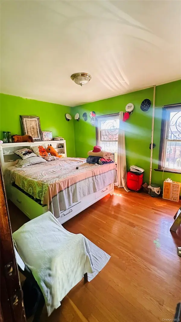 92-11 107th ST, Richmond Hill, NY 11418
