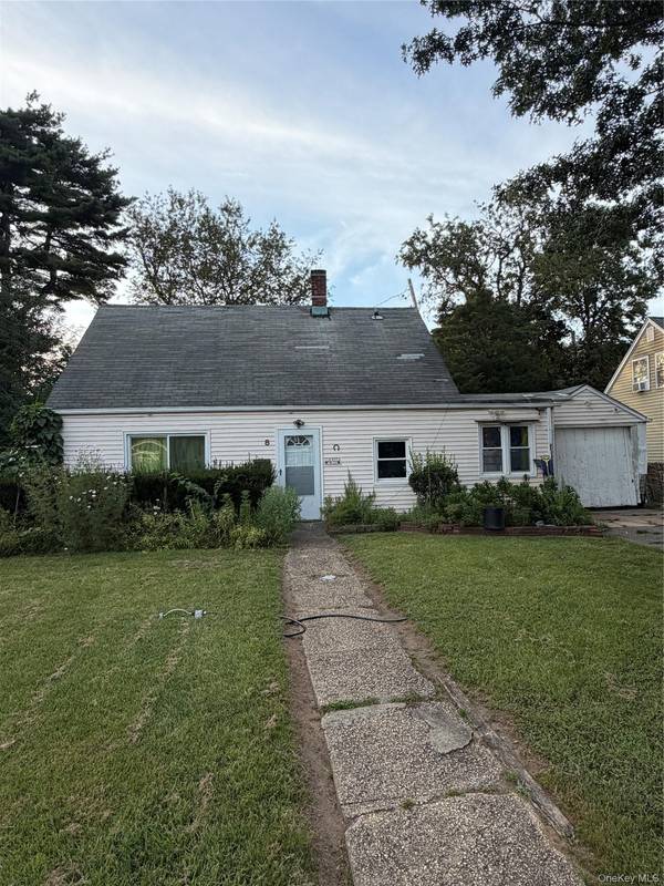8 Bramble LN, Westbury, NY 11590