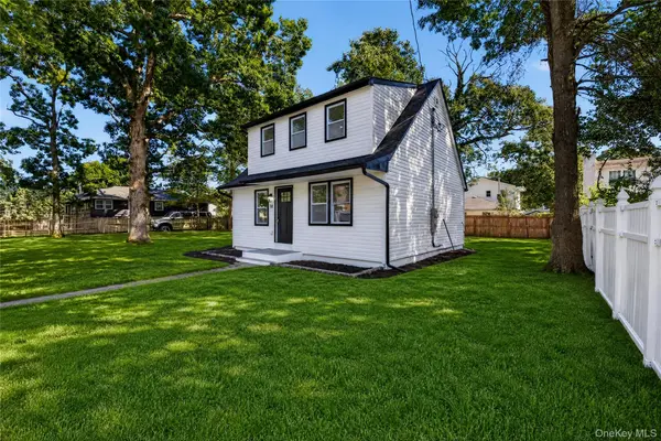 10 harrison dr, Shirley, NY 11967