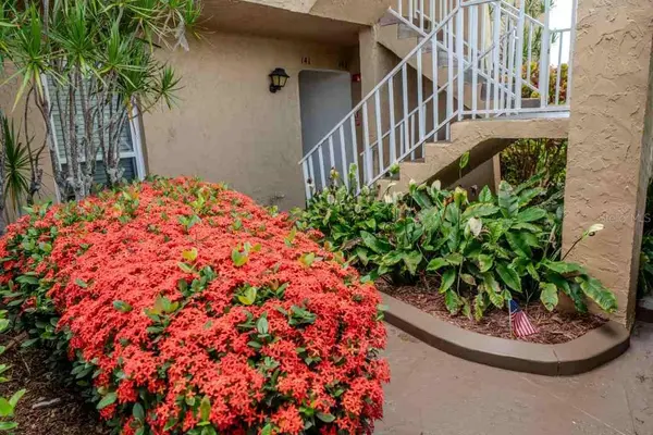 225 COUNTRY CLUB DR #D142, Largo, FL 33771