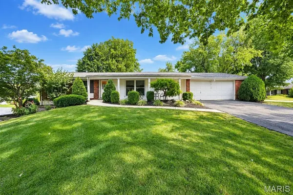 1202 Orchard Lakes DR, St Louis, MO 63146