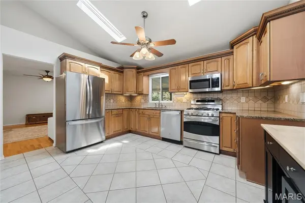 1202 Orchard Lakes DR, St Louis, MO 63146