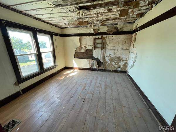 148 W 2nd ST, Roxana, IL 62084