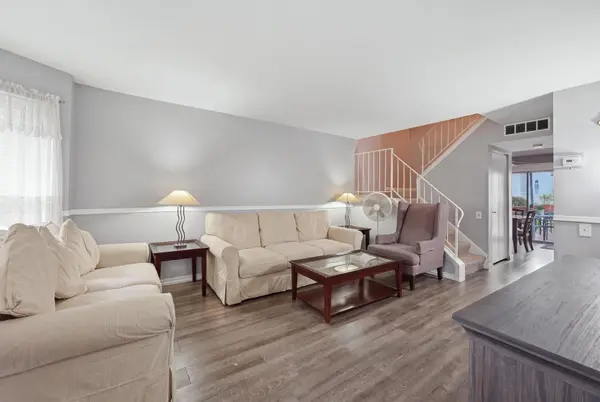 1660 College Green DR, Elgin, IL 60123