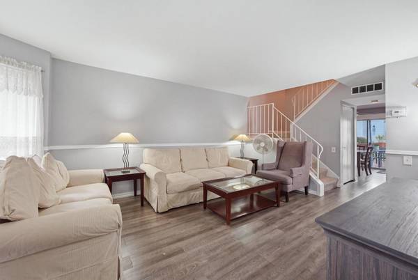 1660 College Green DR, Elgin, IL 60123