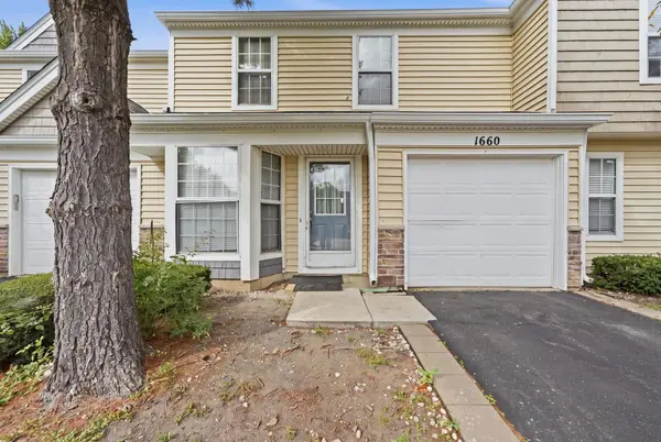 1660 College Green DR, Elgin, IL 60123
