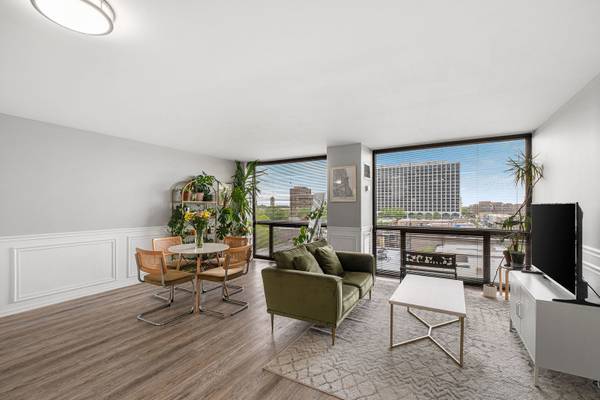 4343 N Clarendon AVE #817, Chicago, IL 60613