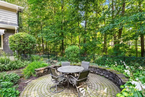 38W225 Hunting TRL, Batavia, IL 60510