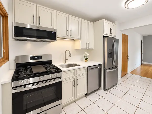 427 Edgewood PL #2N, River Forest, IL 60305