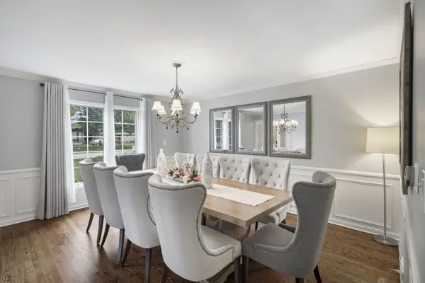 32 Chatham LN, Oak Brook, IL 60523