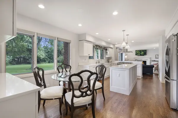 32 Chatham LN, Oak Brook, IL 60523