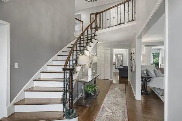 32 Chatham LN, Oak Brook, IL 60523