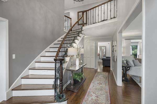 32 Chatham LN, Oak Brook, IL 60523
