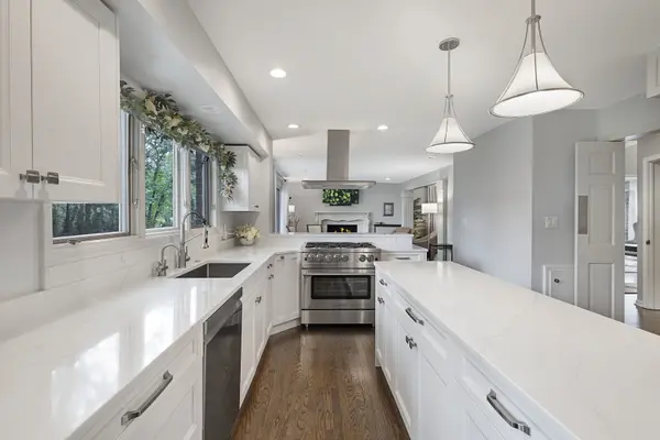 32 Chatham LN, Oak Brook, IL 60523