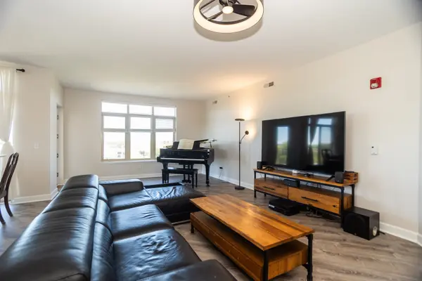 8440 Callie AVE #606, Morton Grove, IL 60053