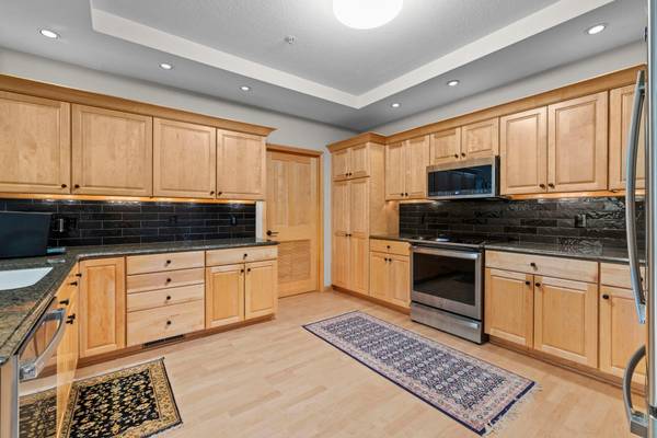 11460 Fairfield RD W #103, Minnetonka, MN 55305