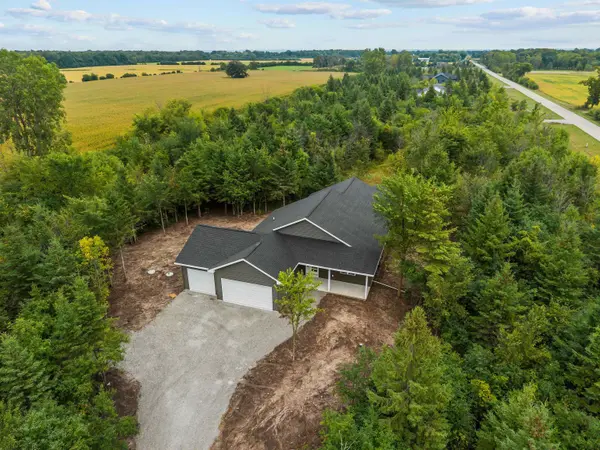 2858 NEKIMI AVE, Oshkosh, WI 54902