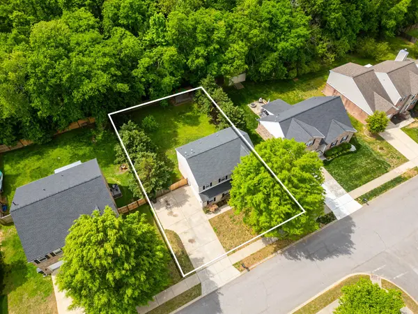 661 Smoky Mountains Dr, Gallatin, TN 37066