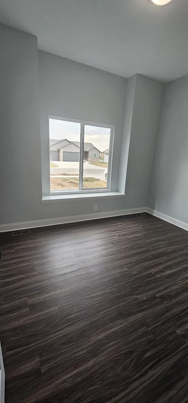 1914 S Lynnrae St, Wichita, KS 67207
