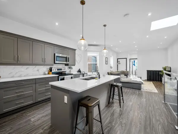 2243 Dundas ST W, Toronto W01, ON M6R 1X6