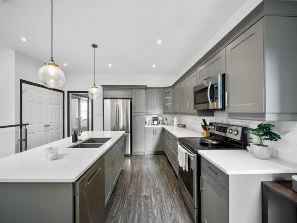 2243 Dundas ST W, Toronto W01, ON M6R 1X6