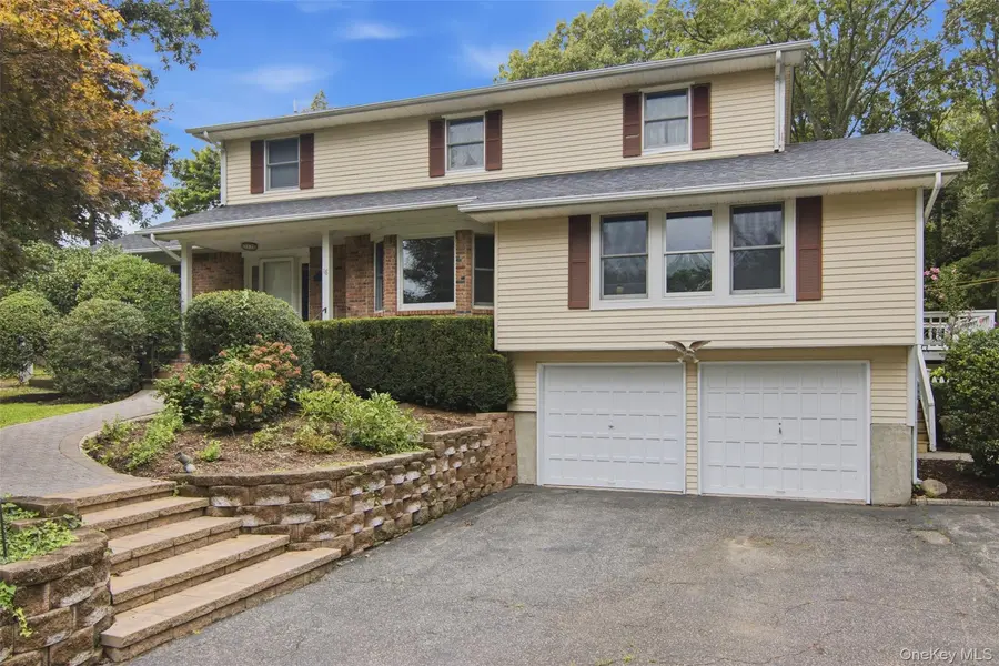18 White Deer CT, Huntington, NY 11743