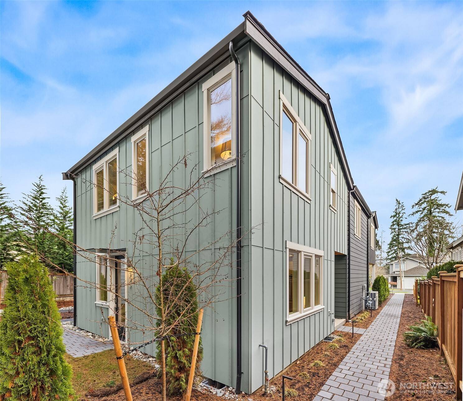 639 18th AVE W, Kirkland, WA 98033