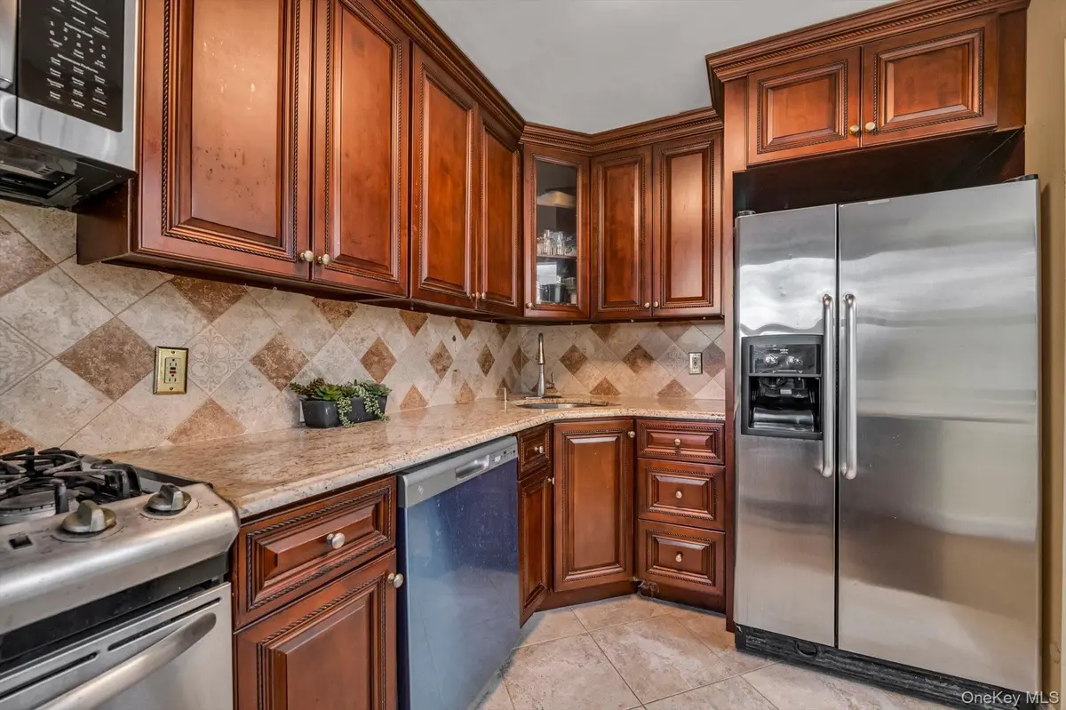 44 Terrace CIR #1D, Great Neck, NY 11021