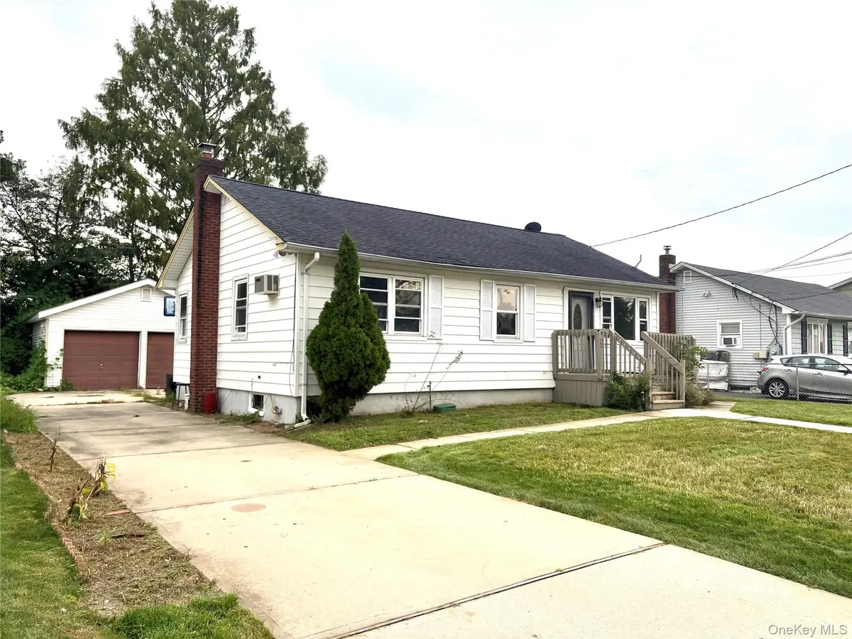 811 9th ST, West Babylon, NY 11704