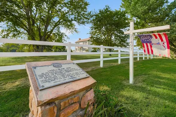 21497 203rd ST, Tonganoxie, KS 66086