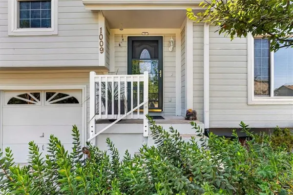 1009 NE Florence AVE, Lee's Summit, MO 64086