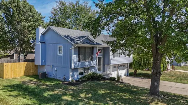 1704 NE Patterson ST, Lee's Summit, MO 64063