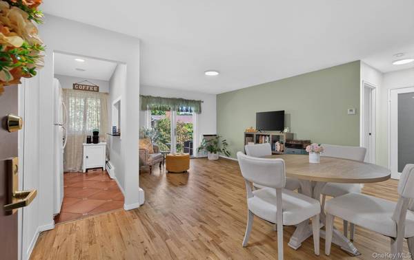 1 Toms Point LN #17E, Port Washington, NY 11050