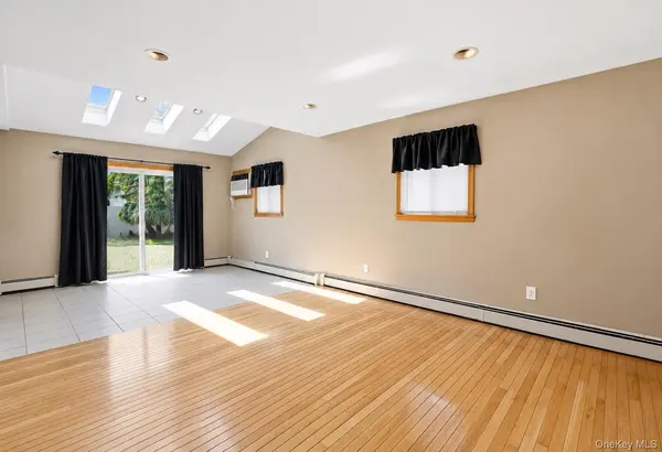 12 Cable LN, Hicksville, NY 11801