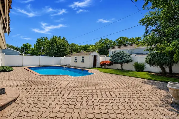 12 Cable LN, Hicksville, NY 11801