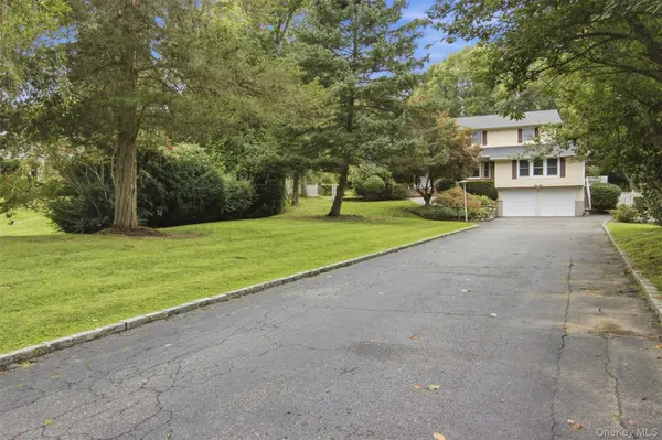 18 White Deer CT, Huntington, NY 11743