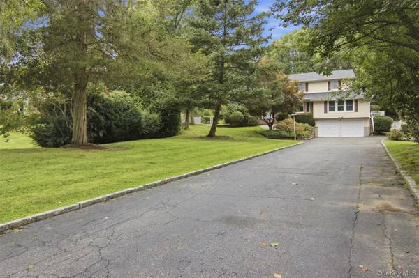 18 White Deer CT, Huntington, NY 11743